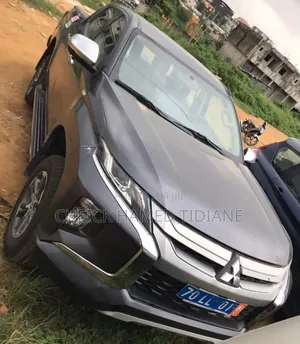 Mitsubishi L200 2022 Gris