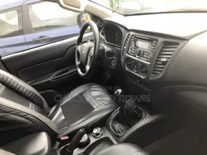 Mitsubishi L200 2022 Gris