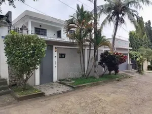 3chbre Villa dans Building House, Cocody à Louer