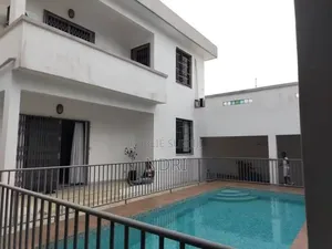 3chbre Villa dans Building House, Cocody à Louer