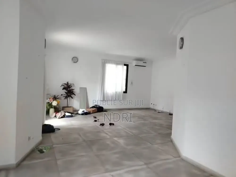 3chbre Villa dans Building House, Cocody à Louer