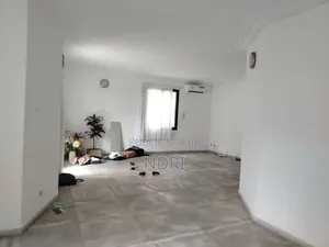 3chbre Villa dans Building House, Cocody à Louer