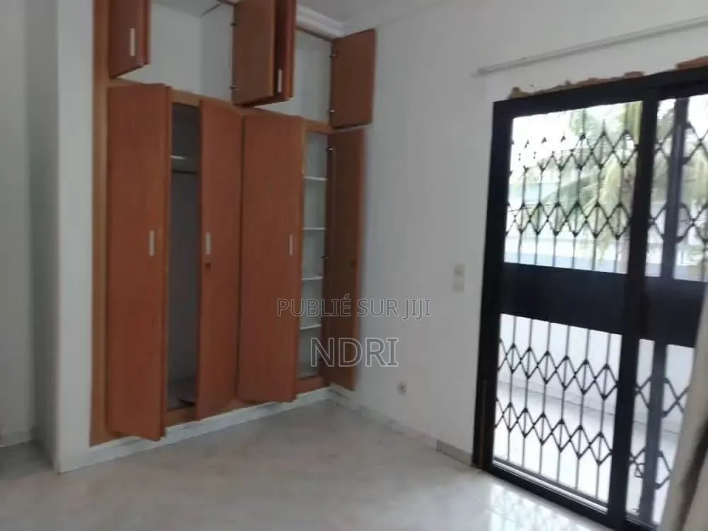 3chbre Villa dans Building House, Cocody à Louer