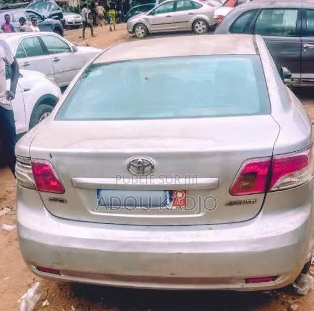 Toyota Avensis 2.0 Advanced 2012 Gris