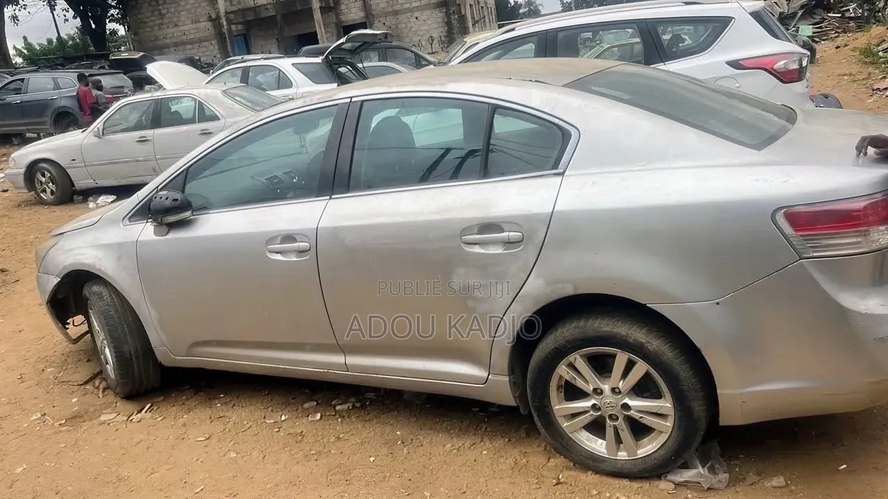 Toyota Avensis 2.0 Advanced 2012 Gris