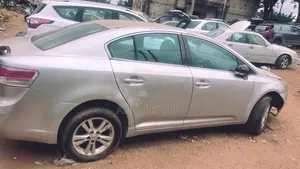 Toyota Avensis 2.0 Advanced 2012 Gris