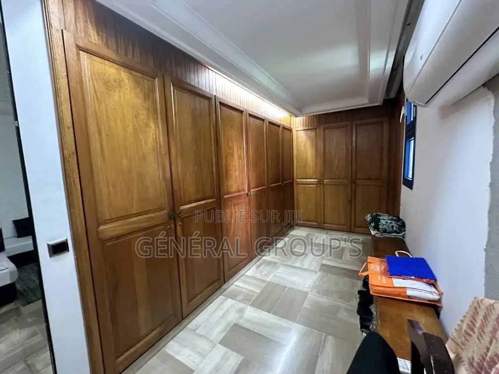 6chbre Villa dans Boga Hugues, Cocody à Vendre