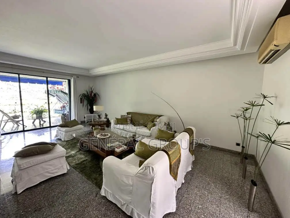 6chbre Villa dans Boga Hugues, Cocody à Vendre