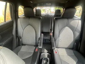 Nouveau Toyota Land Cruiser Prado 2025 Blanc cassé