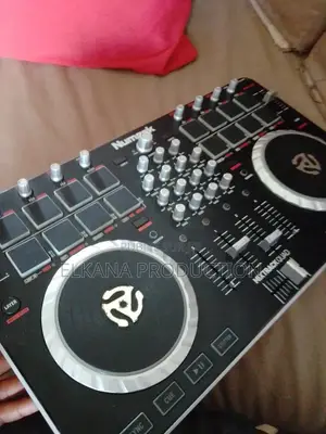 Contrôleur Dj Numark Mixtrack Quad