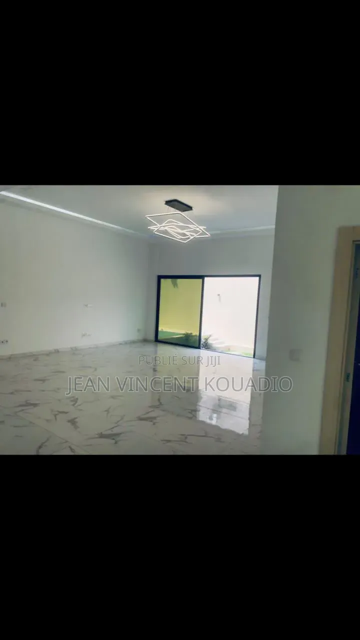 8chbre Appartement dans Villa Duplex, Cocody à Vendre