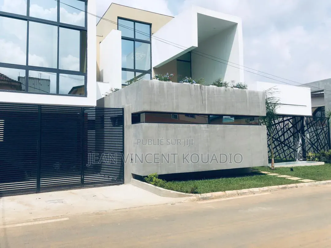8chbre Appartement dans Villa Duplex, Cocody à Vendre