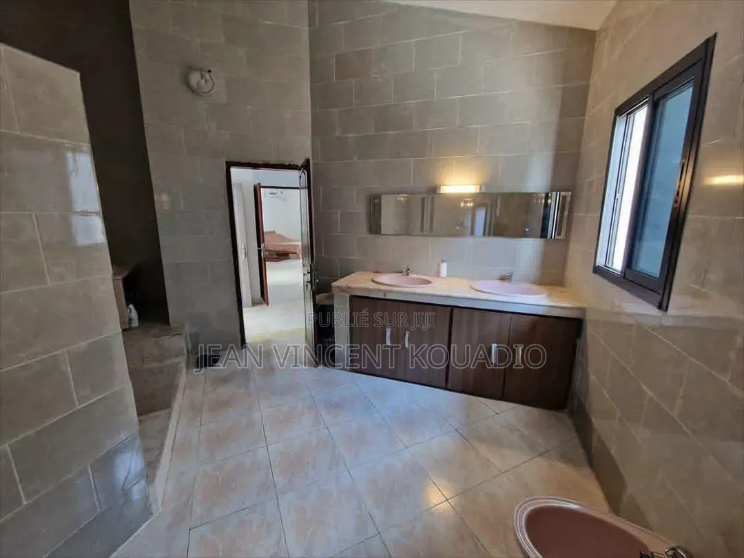 10chbre Appartement dans Villa Duplex Cocody à Vendre