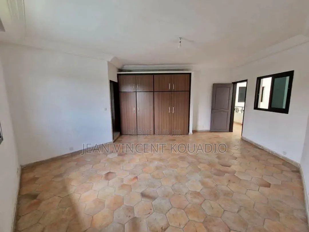 10chbre Appartement dans Villa Duplex Cocody à Vendre