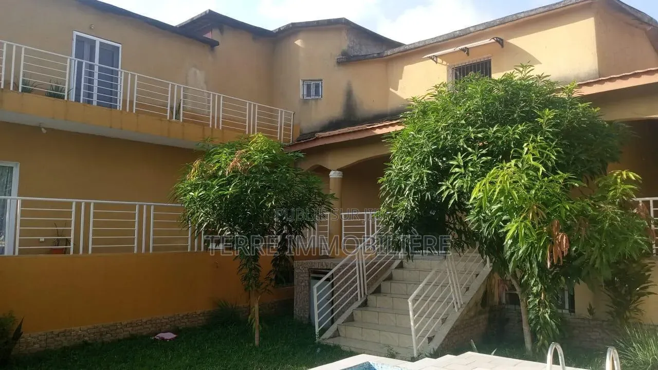 8chbre Villa dans La Terre Immobilière, Cocody à Louer