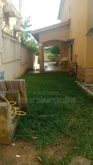 8chbre Villa dans La Terre Immobilière, Cocody à Louer