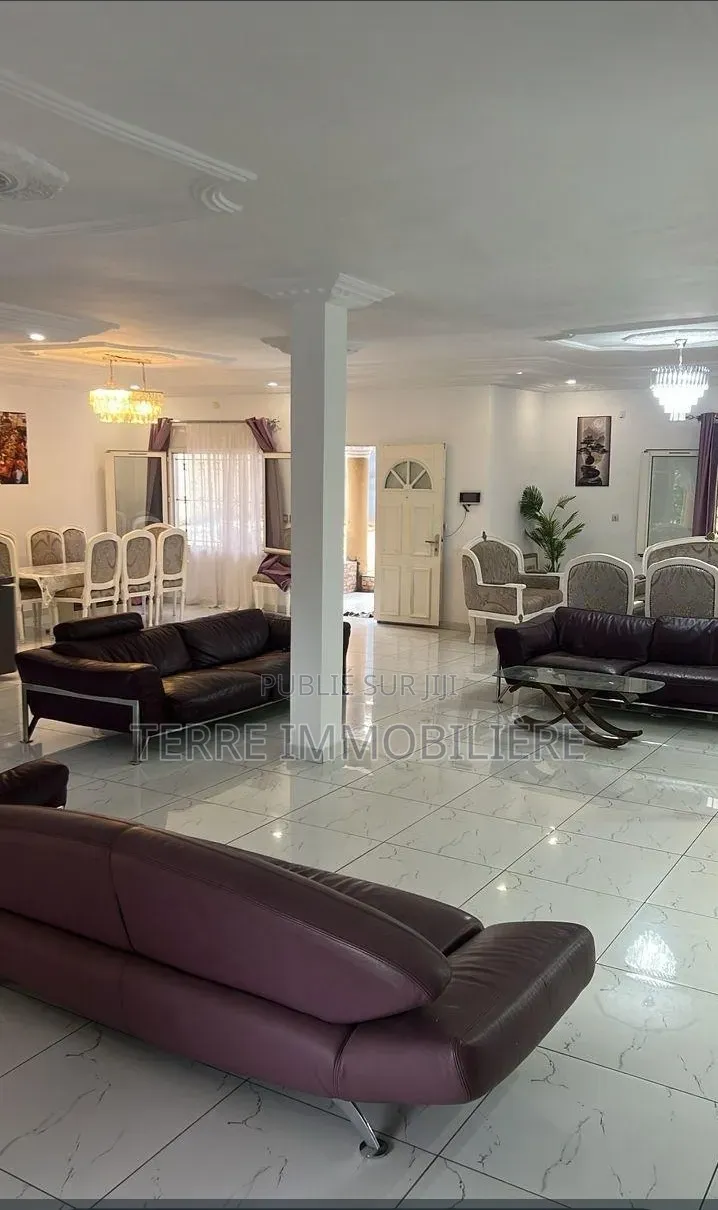 8chbre Villa dans La Terre Immobilière, Cocody à Louer