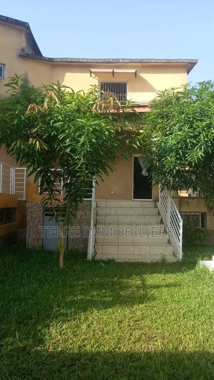 8chbre Villa dans La Terre Immobilière, Cocody à Louer
