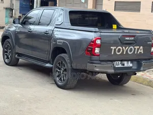 Toyota Hilux 2024 Noir Mat