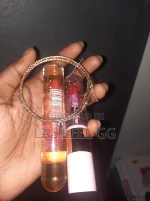 Huile Pour Les Lèvres Et Boucles d'Oreilles