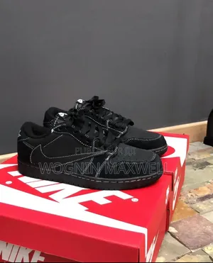 Travis Scott Disponible