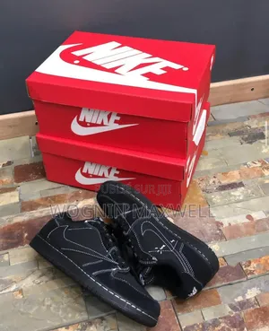 Travis Scott Disponible
