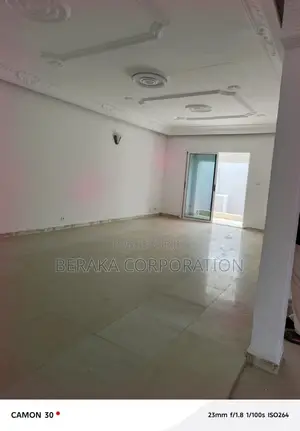 3chbre Duplex dans Beraka Corporation, Cocody à Louer