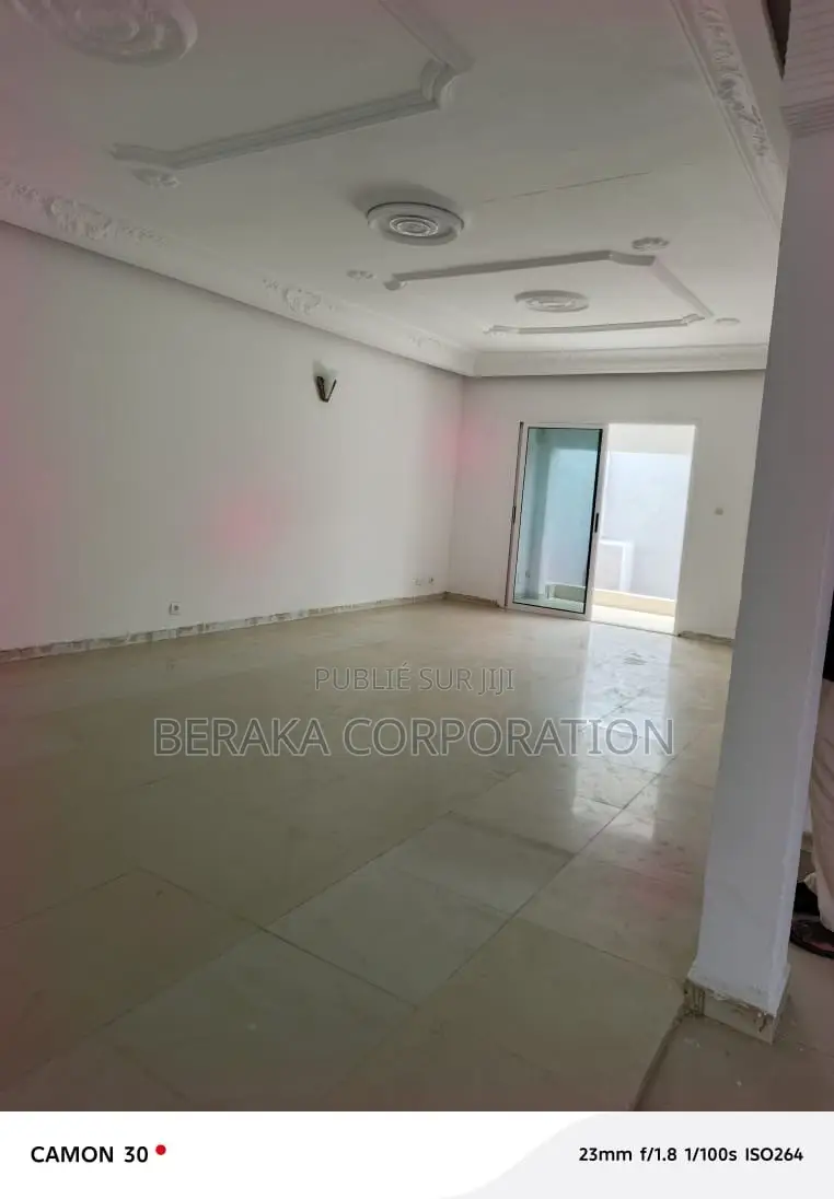 3chbre Duplex dans Beraka Corporation, Cocody à Louer