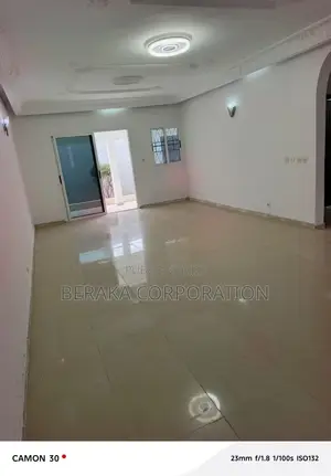 3chbre Duplex dans Beraka Corporation, Cocody à Louer