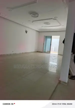 3chbre Duplex dans Beraka Corporation, Cocody à Louer