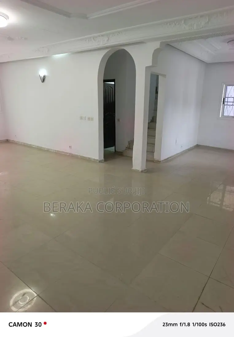 3chbre Duplex dans Beraka Corporation, Cocody à Louer