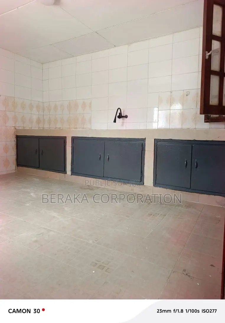 3chbre Duplex dans Beraka Corporation, Cocody à Louer