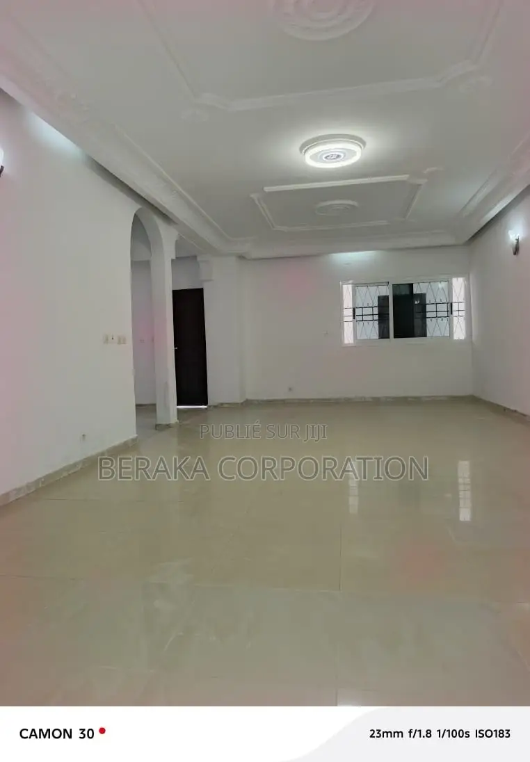 3chbre Duplex dans Beraka Corporation, Cocody à Louer