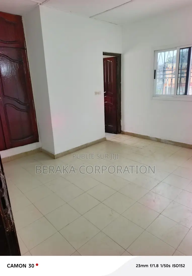 3chbre Duplex dans Beraka Corporation, Cocody à Louer