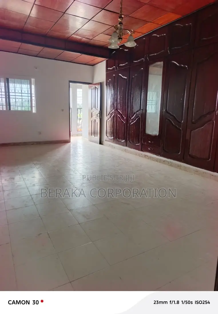 3chbre Duplex dans Beraka Corporation, Cocody à Louer