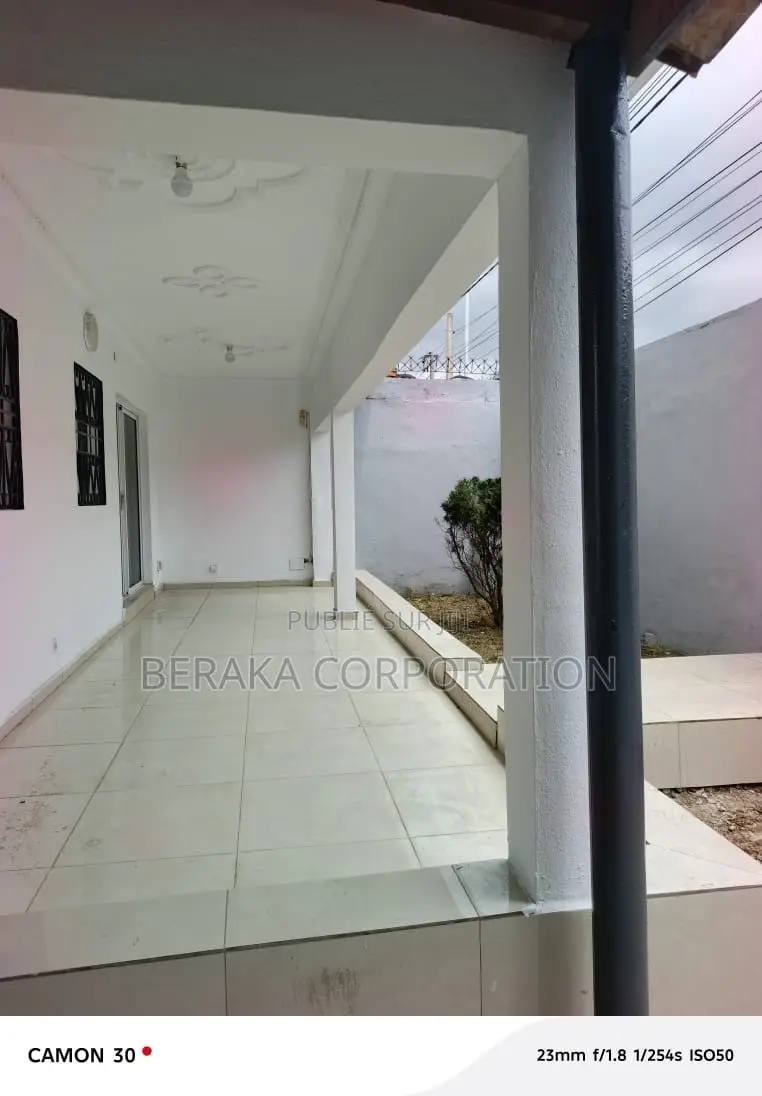 3chbre Duplex dans Beraka Corporation, Cocody à Louer