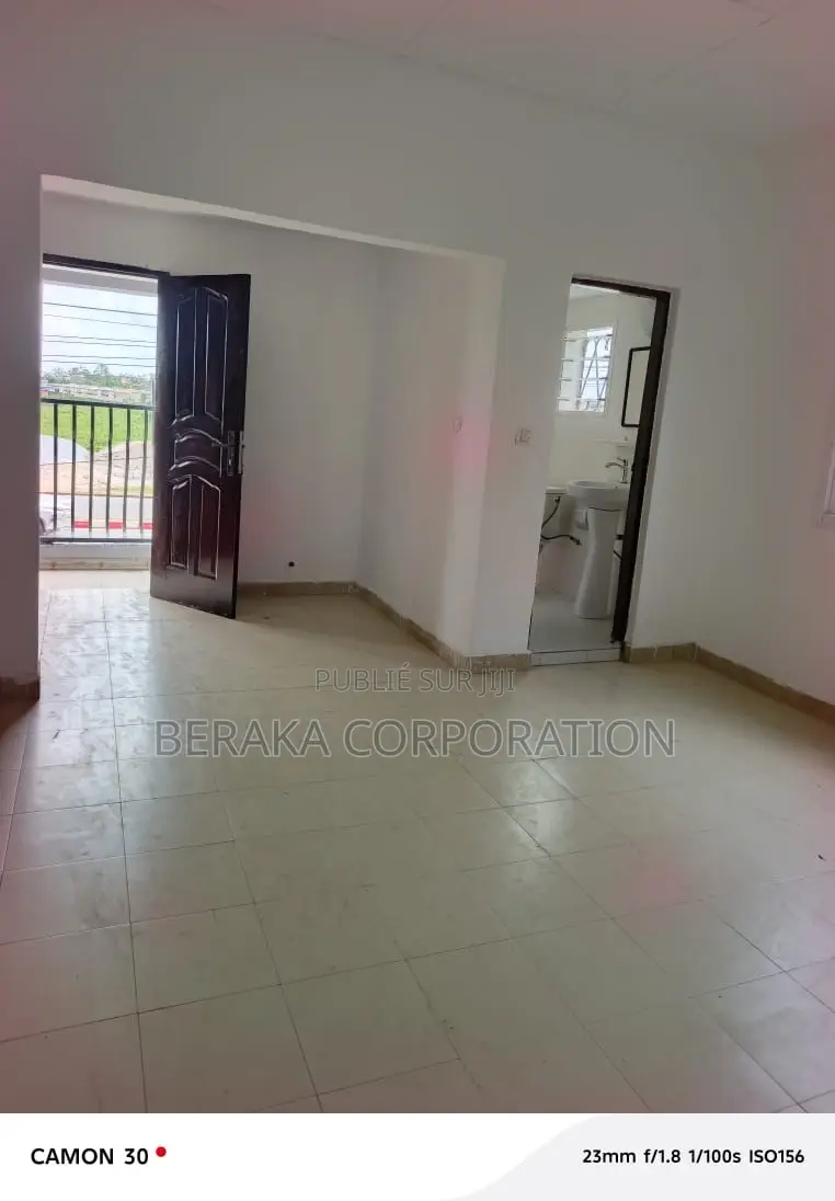 3chbre Duplex dans Beraka Corporation, Cocody à Louer