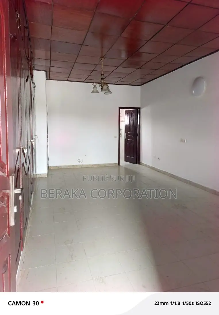 3chbre Duplex dans Beraka Corporation, Cocody à Louer