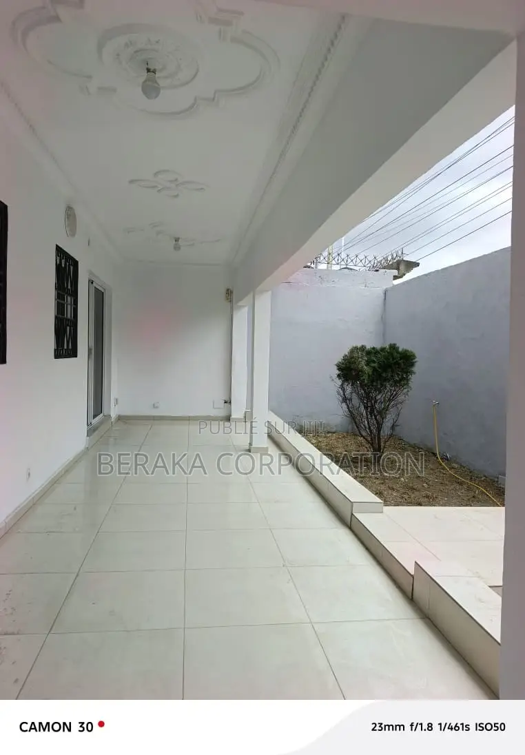 3chbre Duplex dans Beraka Corporation, Cocody à Louer