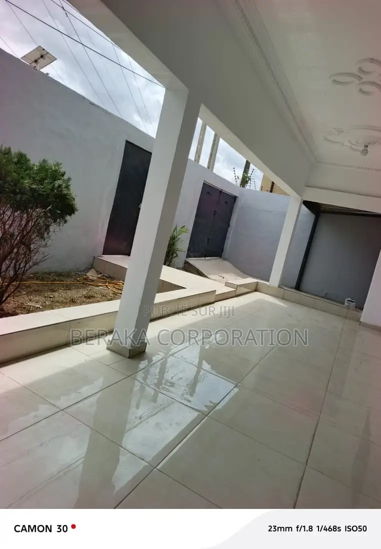 3chbre Duplex dans Beraka Corporation, Cocody à Louer