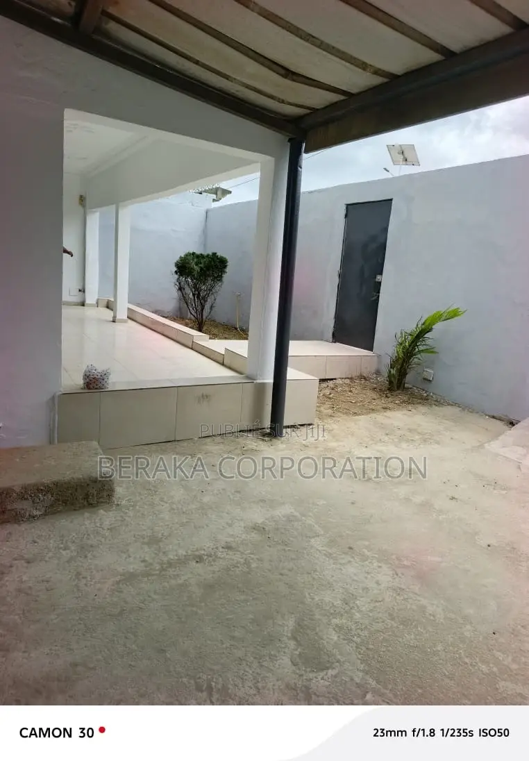 3chbre Duplex dans Beraka Corporation, Cocody à Louer