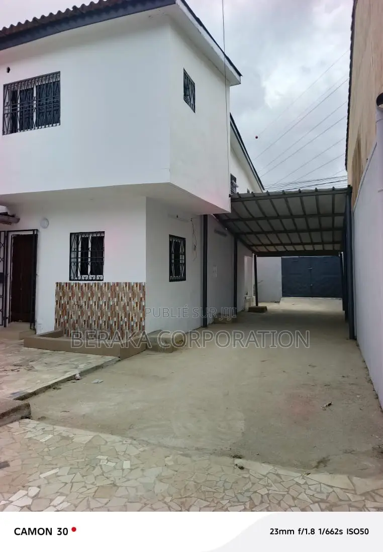 3chbre Duplex dans Beraka Corporation, Cocody à Louer