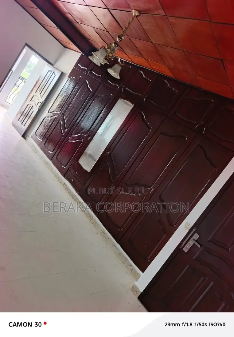 3chbre Duplex dans Beraka Corporation, Cocody à Louer