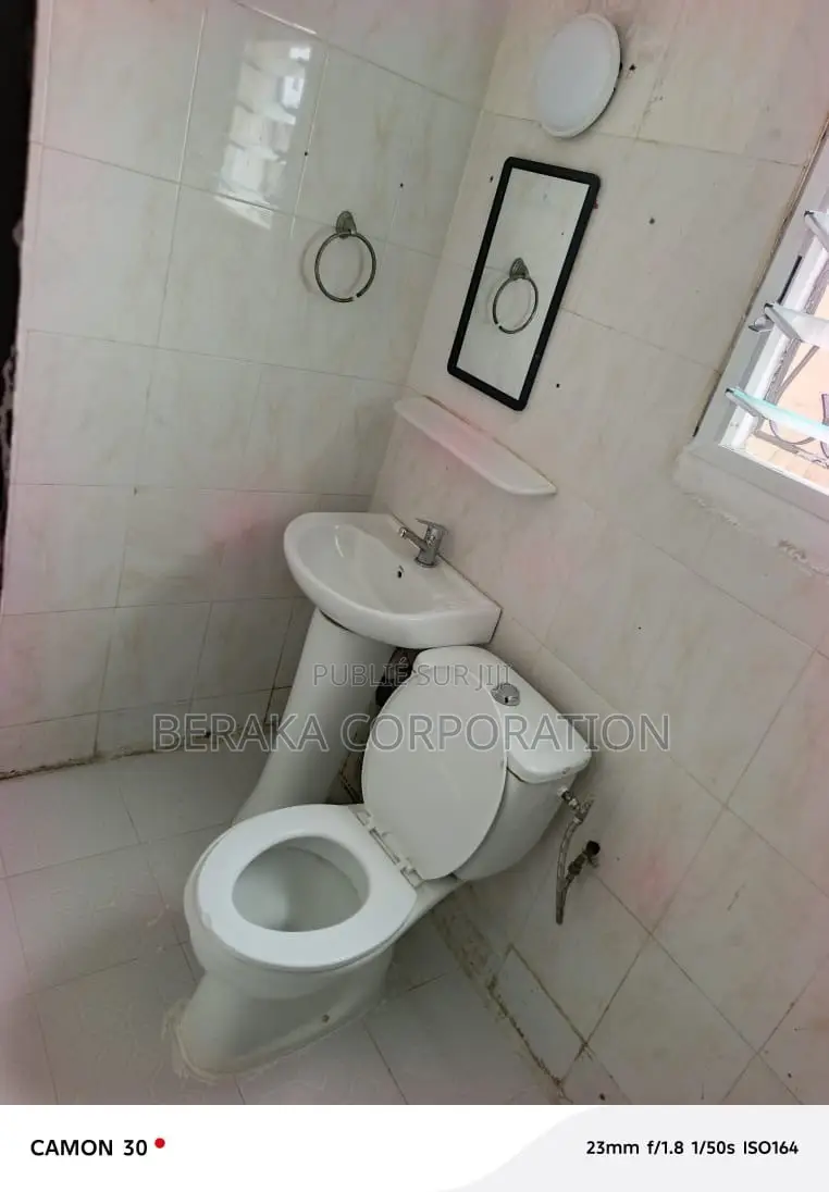3chbre Duplex dans Beraka Corporation, Cocody à Louer