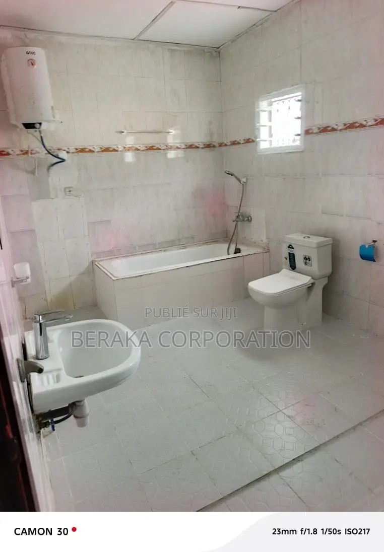 3chbre Duplex dans Beraka Corporation, Cocody à Louer