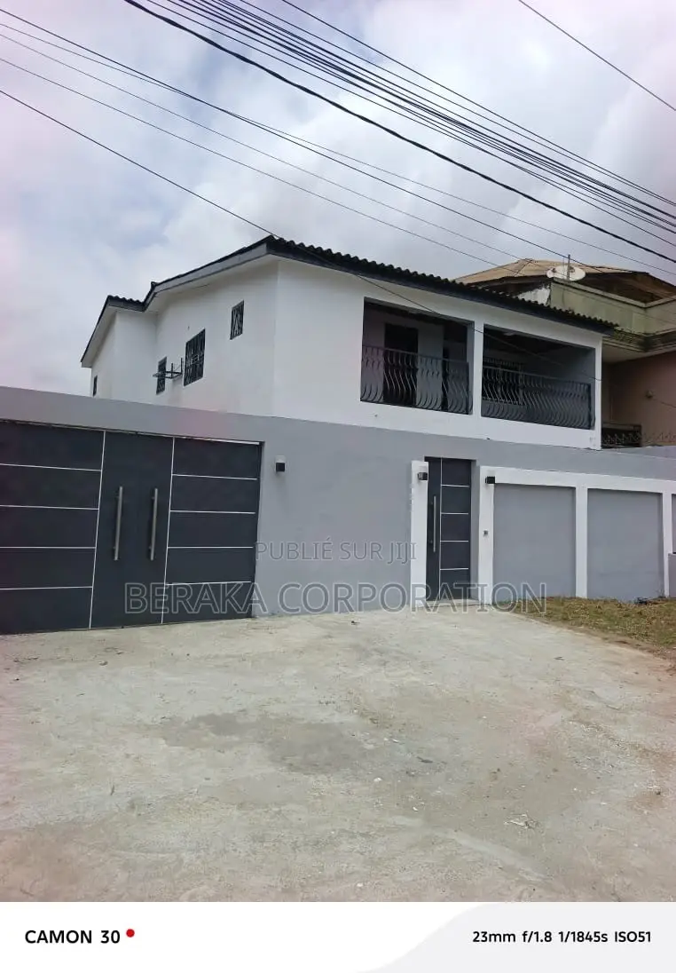 3chbre Duplex dans Beraka Corporation, Cocody à Louer