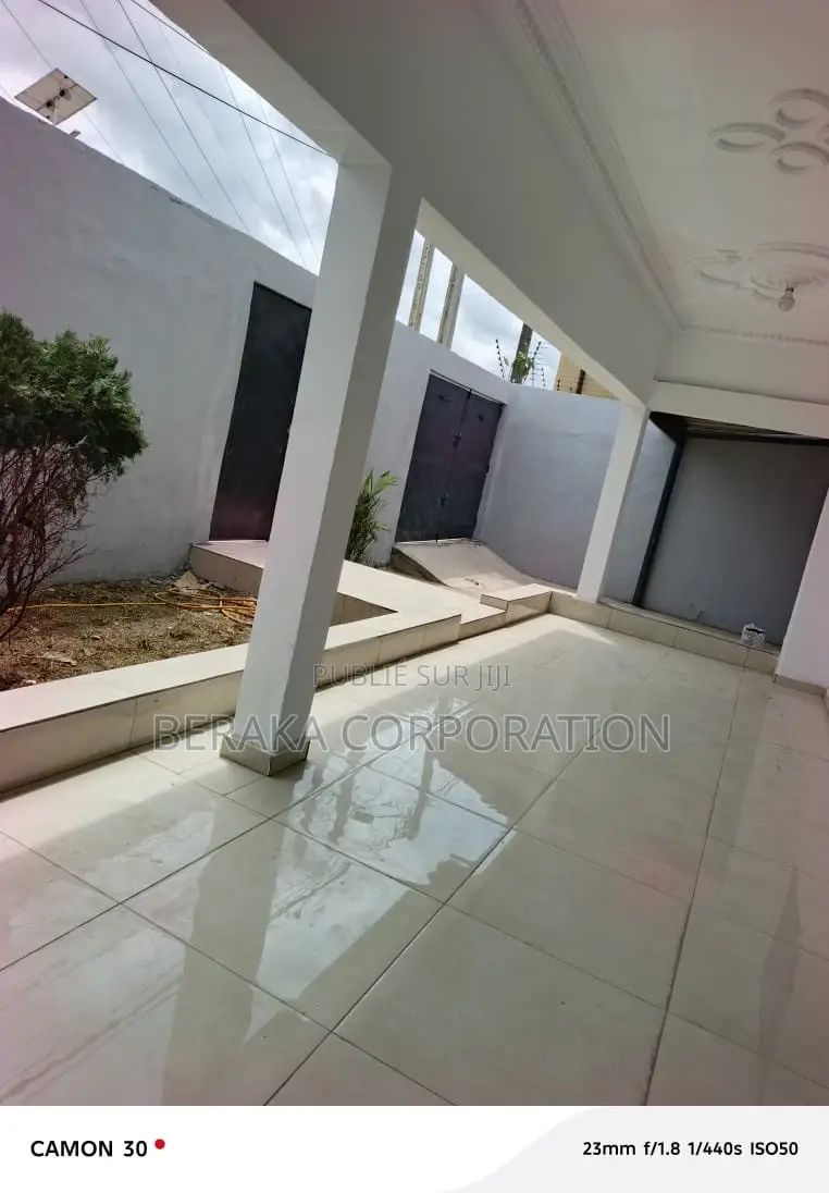 3chbre Duplex dans Beraka Corporation, Cocody à Louer