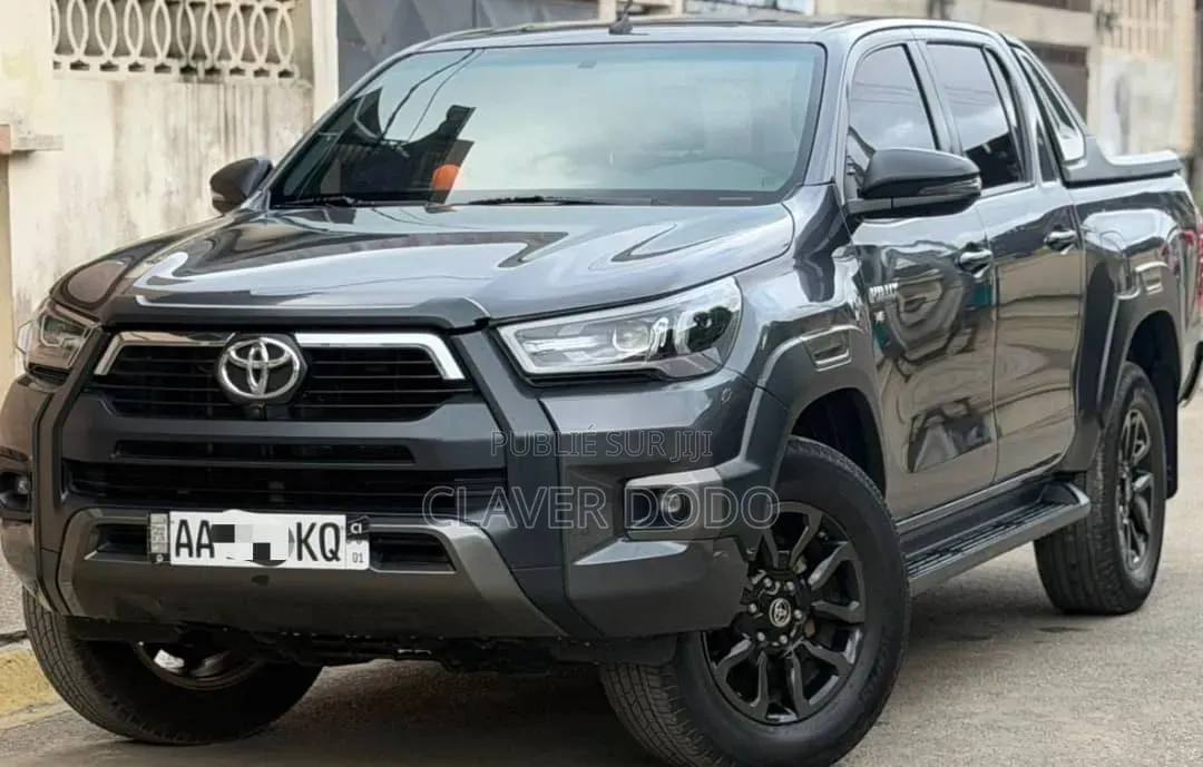 Toyota Hilux 2024 Gris