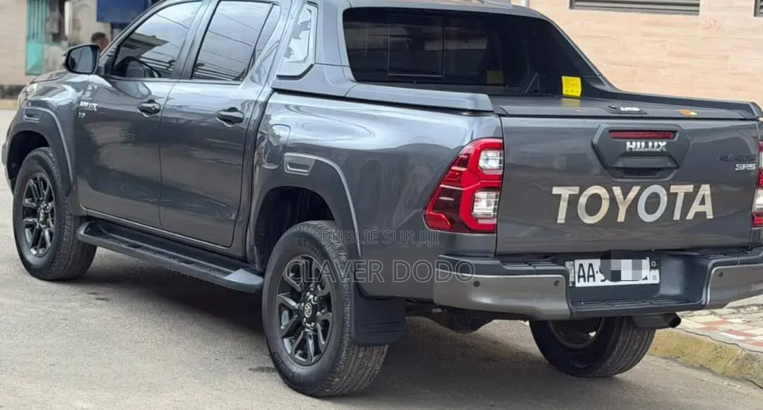 Toyota Hilux 2024 Gris