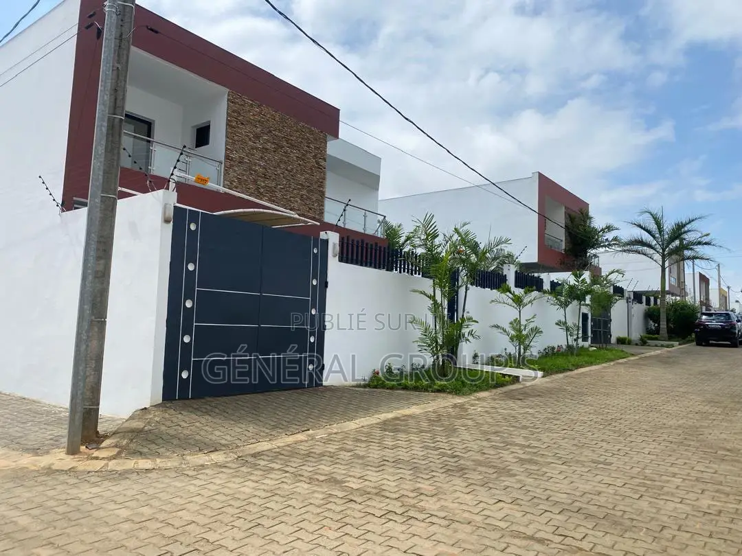 5chbre Duplex dans Boga Hugues, Cocody à Louer